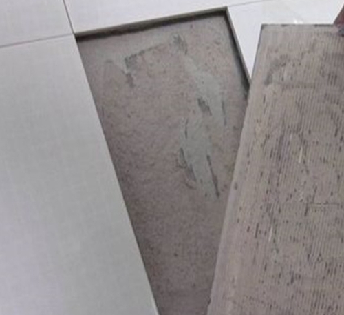 张家口市瓷砖空鼓维修公司分享瓷砖铺贴时如果打浆（即涂抹在瓷砖背面和基层上的砂浆或瓷砖胶）过少，会带来以下问题